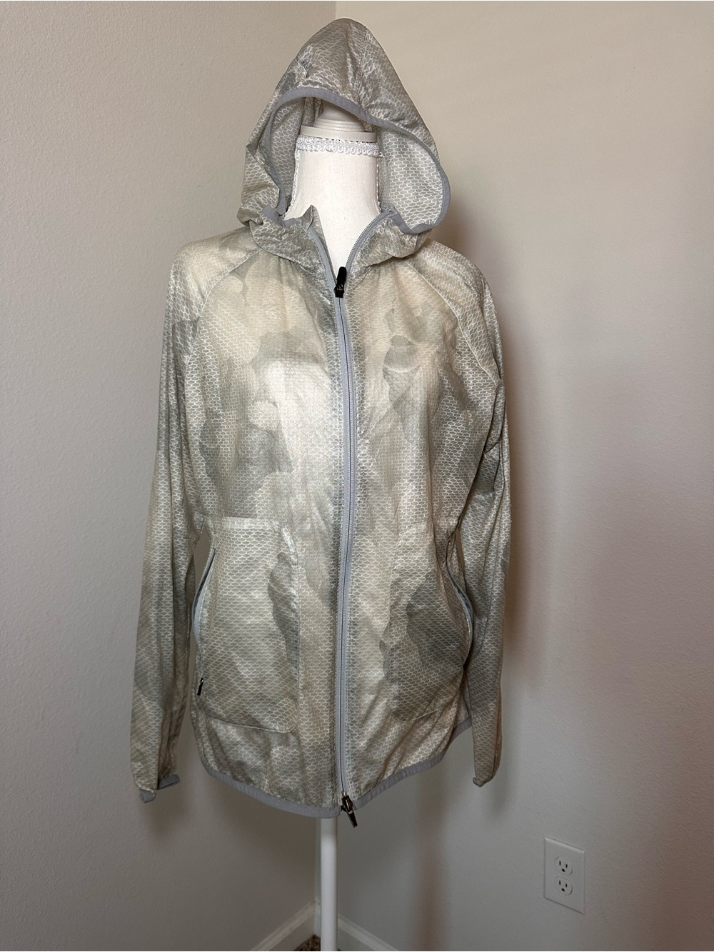 Puma Lightweight Hooded woman’s Golf Jacket in Light Gray/Sage.